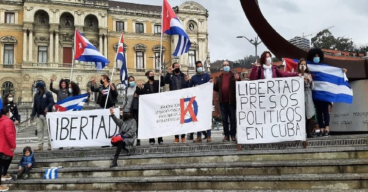 Manifestación de cubanos en Bilbao por la libertad de los presos políticos cubanos.