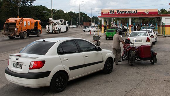 Cubanos hacen cola en una gasolinera en La Habana.