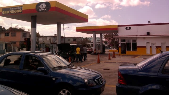 Automóviles a la espera de repostar combustible en una gasolinera en Cuba.