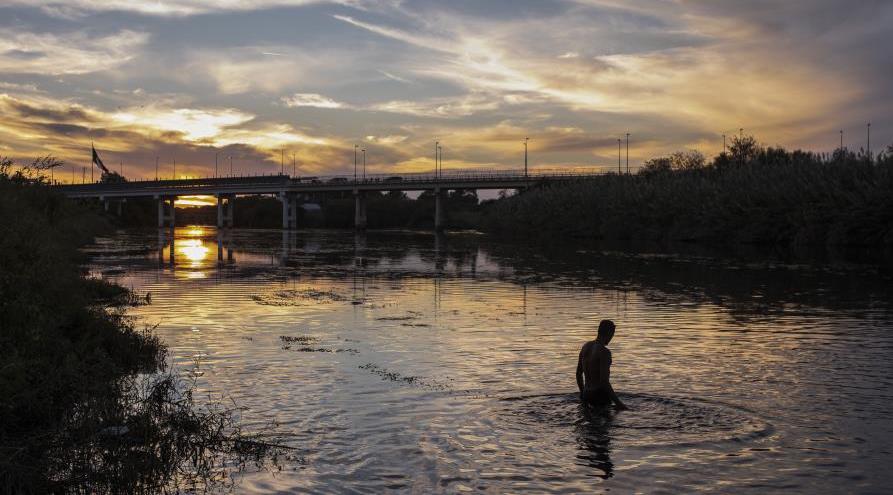 Un migrante en el río Bravo, México, septiembre de 2021.