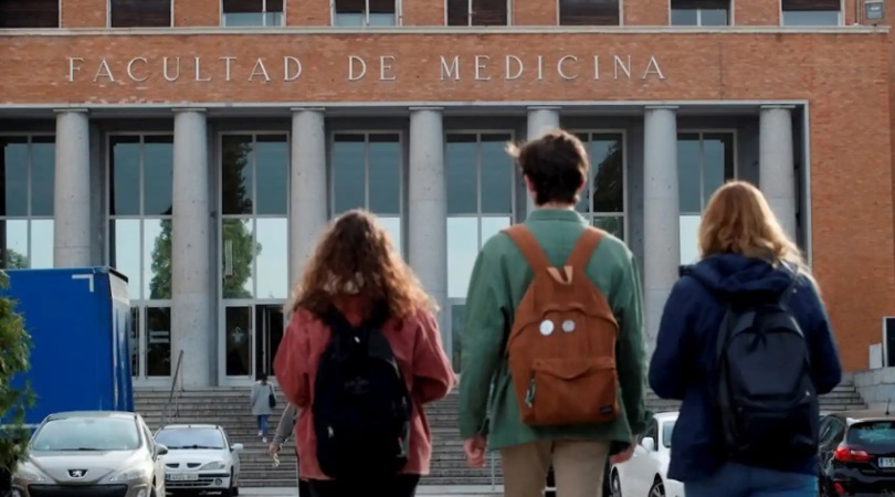 Estudiantes de Medicina en España camino a la facultad.