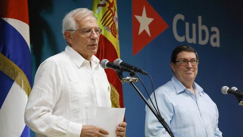 Josep Borrell junto a Bruno Rodríguez, durante una conferencia de prensa en La Habana, en octubre de 2019.