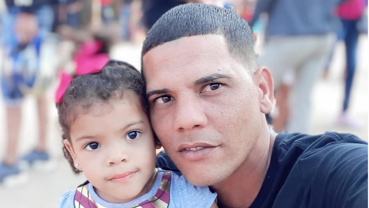 El cubano Yoel Sosa Gómez junto a su hija pequeña.