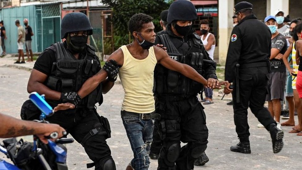 Un cubano arrestado durante las protestas del 11J.