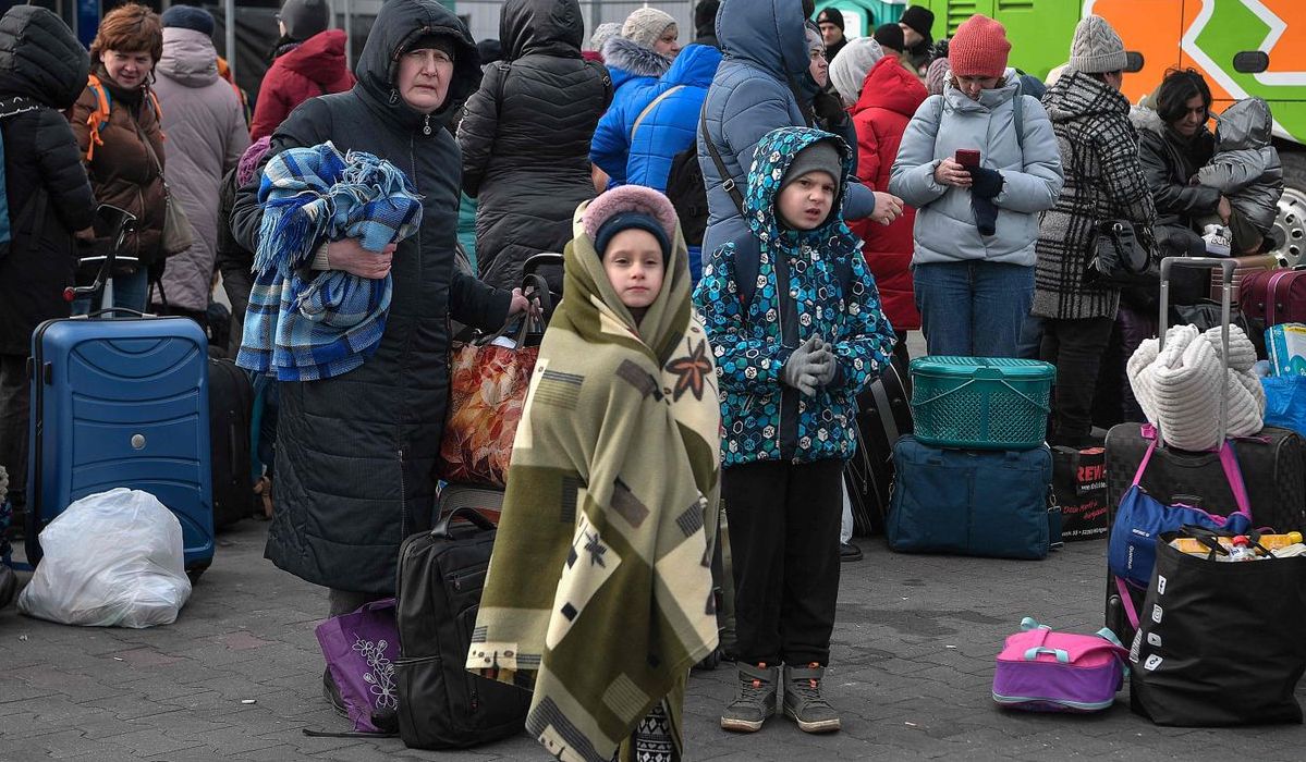 Refugiados ucranianos en Polonia, a la espera de viajar hacia Alemania.