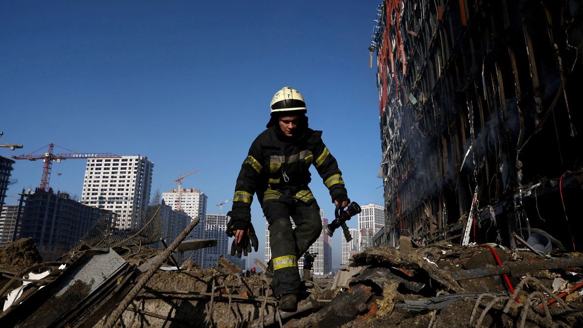 Un bombero en un área destruida de un centro comercial en Kiev.