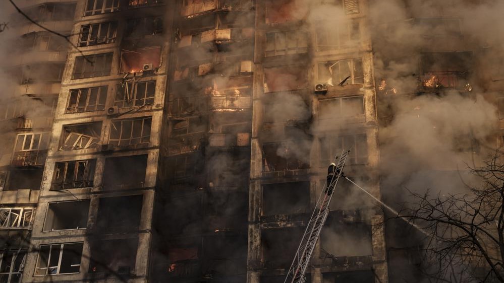 Kiev bajo ataque ruso. Bomberos apagan el fuego en un edificio alcanzado por el bombardeo, 15 de marzo.