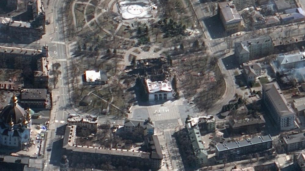 Vista satelital proporcionada por MAXAR del teatro de Mariúpol destruido.