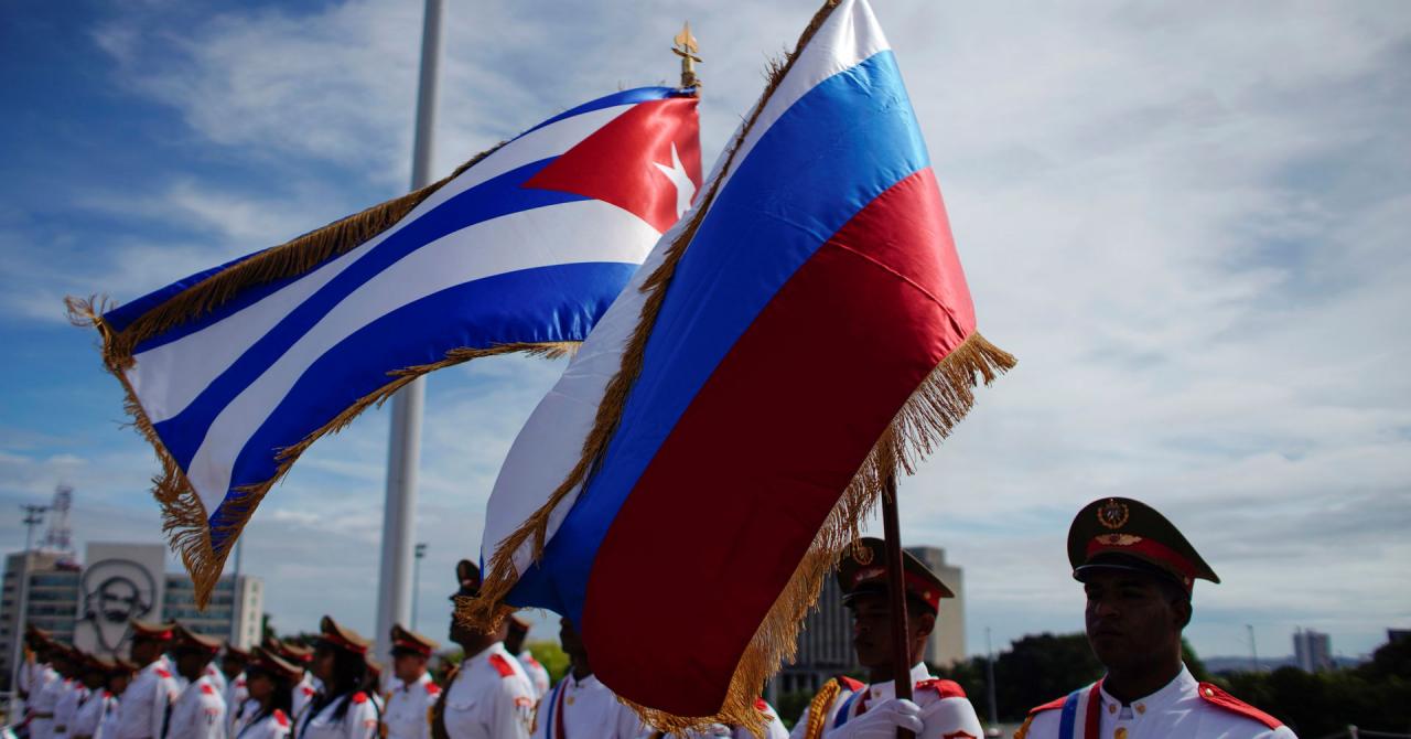 Recibimiento oficial en La Habana con las banderas de Cuba y Rusia. 
