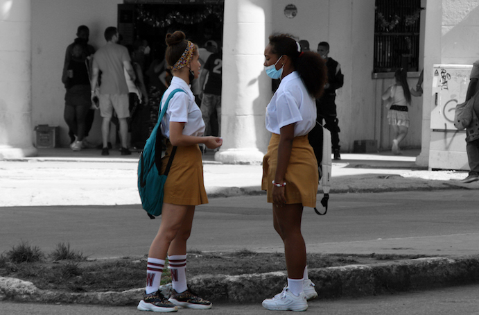 Dos jóvenes estudiantes en Cuba.