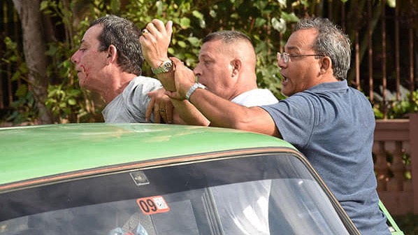 Agentes de la Seguridad del Estado arrestan a Lázaro Yuri Valle Roca.