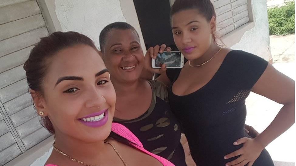 Bárbara Isaac Rojas junto a sus dos hijas, actualmente encarceladas por protestar el 11J.
