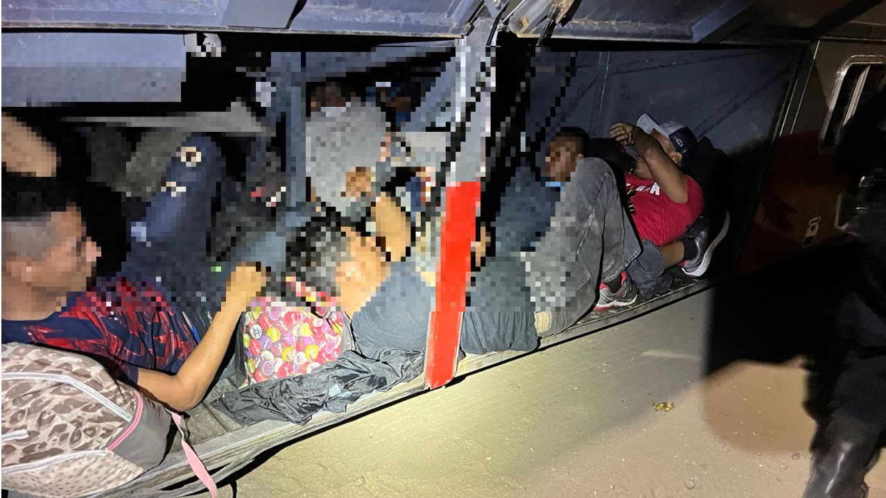 Migrantes cubanos escondidos en un ómnibus en México.