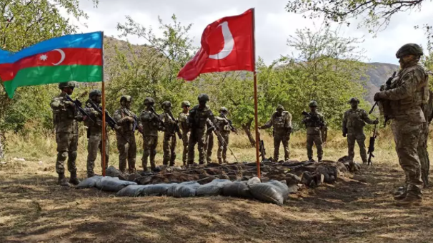 Militares turcos y azeríes en la zona en disputa de Nagorno Karabaj.