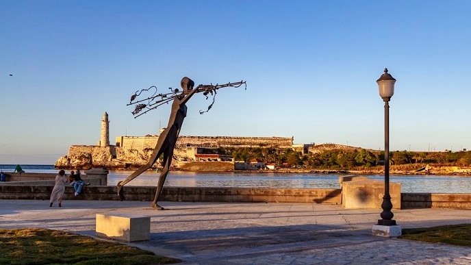 "El pescador", escultura de de Ictiandro Rodríguez, parte del proyecto "Detrás del muro".