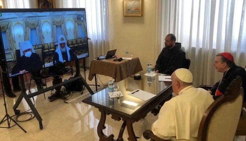 El papa Francisco y el patriarca ortodoxo ruso Kirill en una reunión virtual, en el Vaticano, el 16 de marzo.