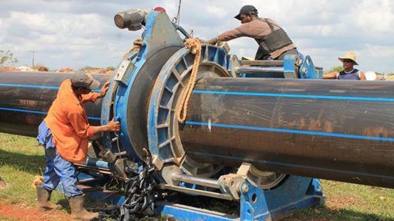 Trabajadores cubanos realizan reparaciones hidráulicas. 