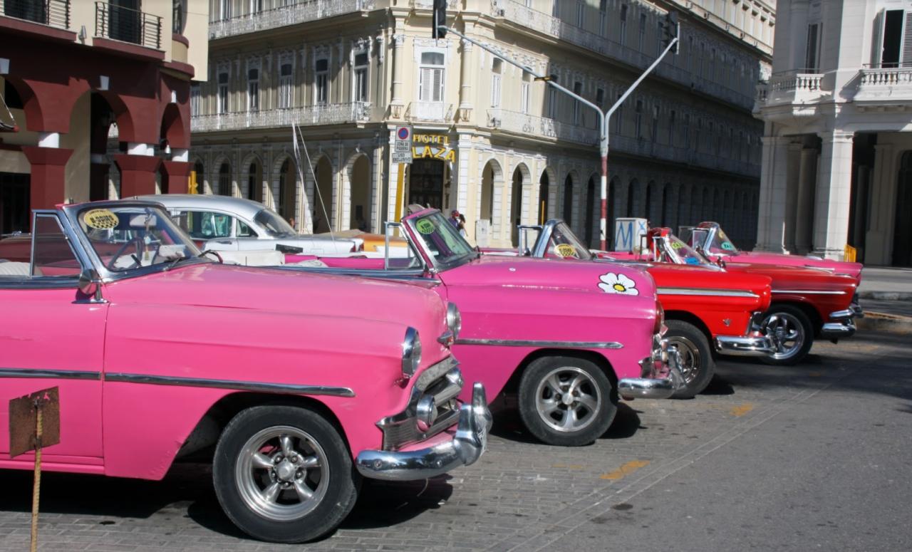 Autos de alquiler para el turismo, parados en La Habana.