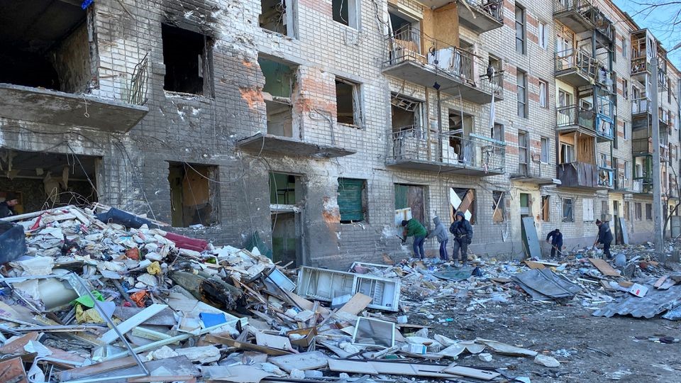 Voluntarios en la limpieza de escombros tras un ataque ruso en Járkov.