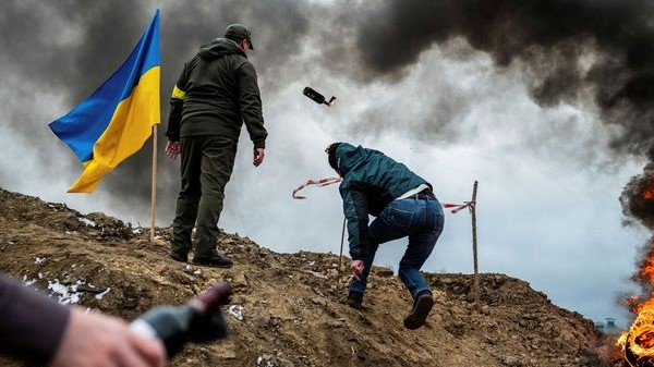 Civiles ucranianos lanzan cocteles Molotov.