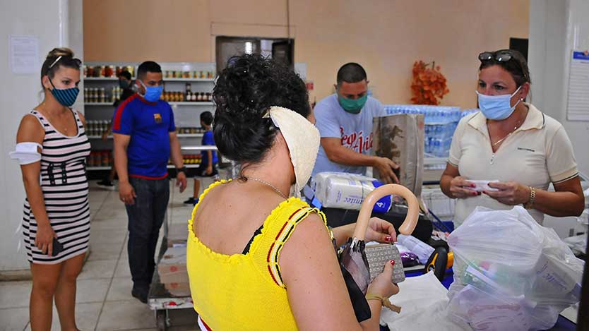 Venta de artículos regulados en una tienda en Cuba.