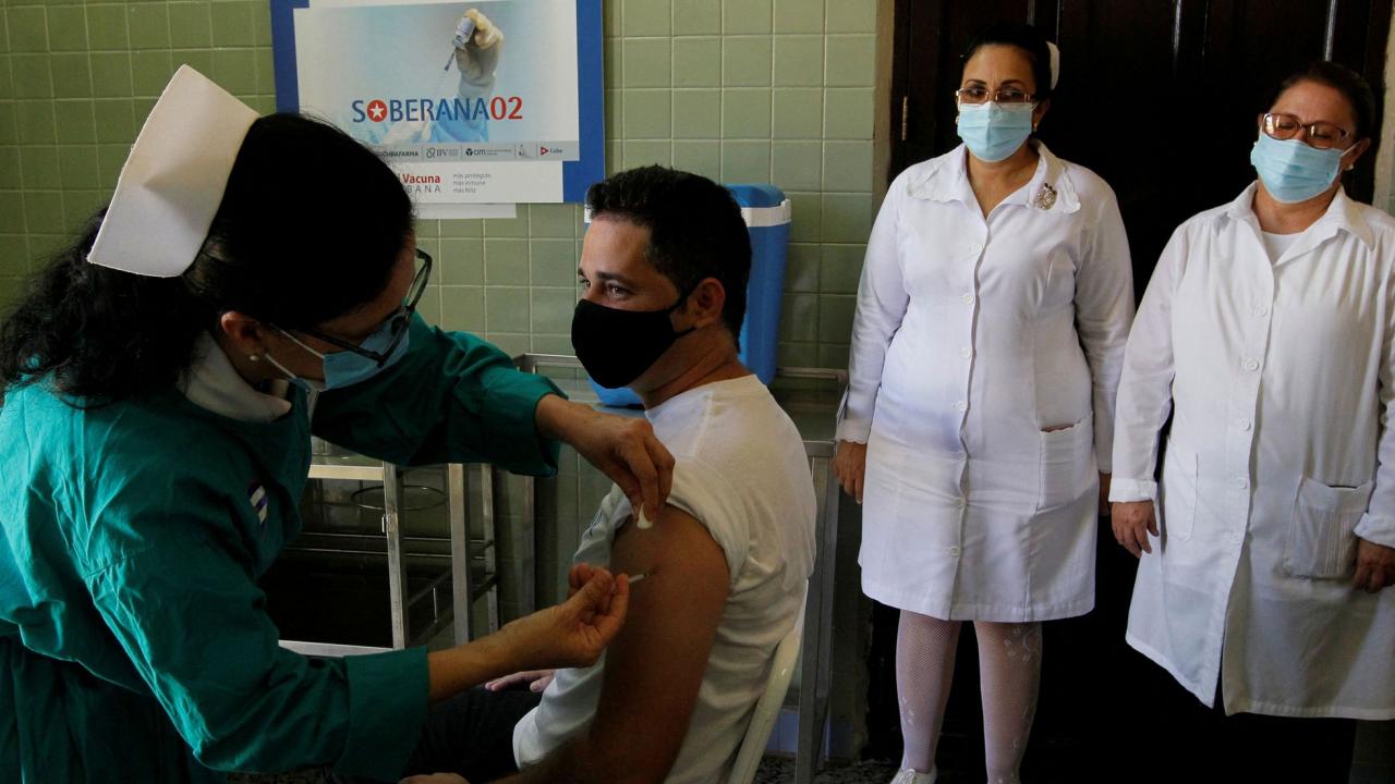 Un cubano recibe la vacuna contra el Covid-19.