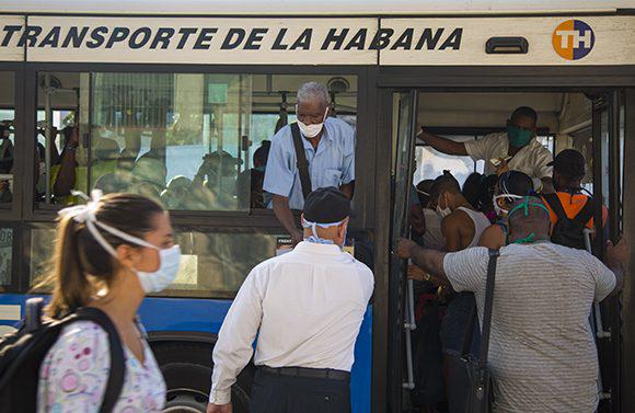 Guagua saturada de personas en La Habana.