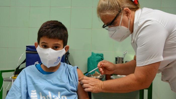 Inoculación de Abdala en niños cubanos.