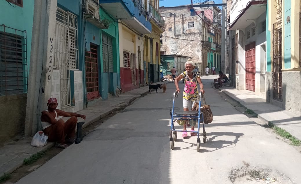 Una anciana en La Habana.