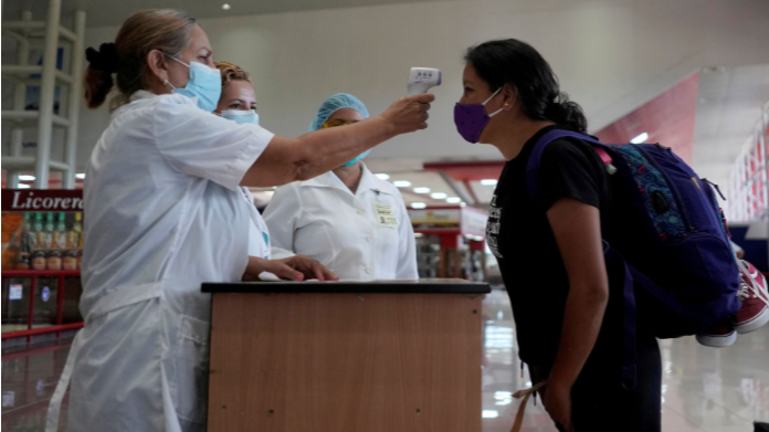 Control sanitario en un aeropuerto cubano.