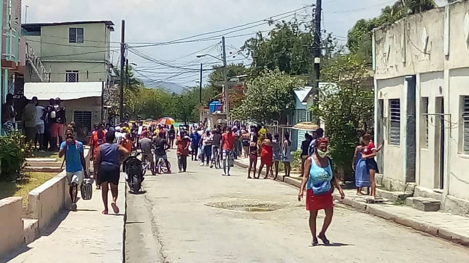Aglomeración de personas en la calle de la víctima durante la reconstrucción de los hechos.