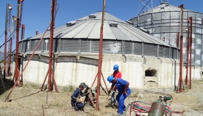 Recuperación de silos para almacenar grano para la futura fábrica de pienso.