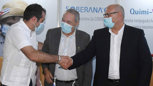 Firmantes del acuerdo que permitirá la producción de Soberana02 en Italia.