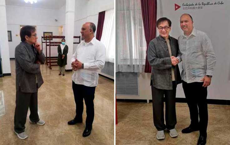 El actor chino Jackie Chan (izq) junto al embajador de Cuba en China, Carlos Miguel Pereira.