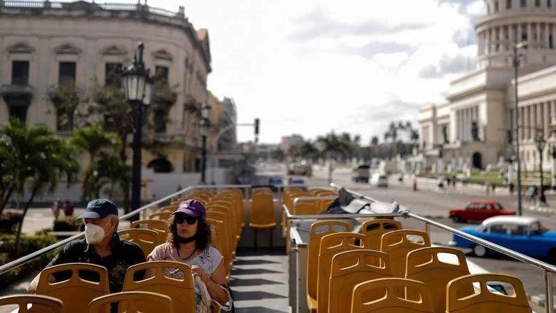 Ómnibus turístico de paseo por La Habana.