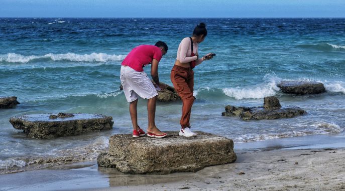 Cubanos en una playa de La Habana.
