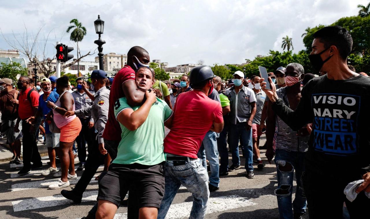 Arresto de un manifestante del 11J en La Habana.
