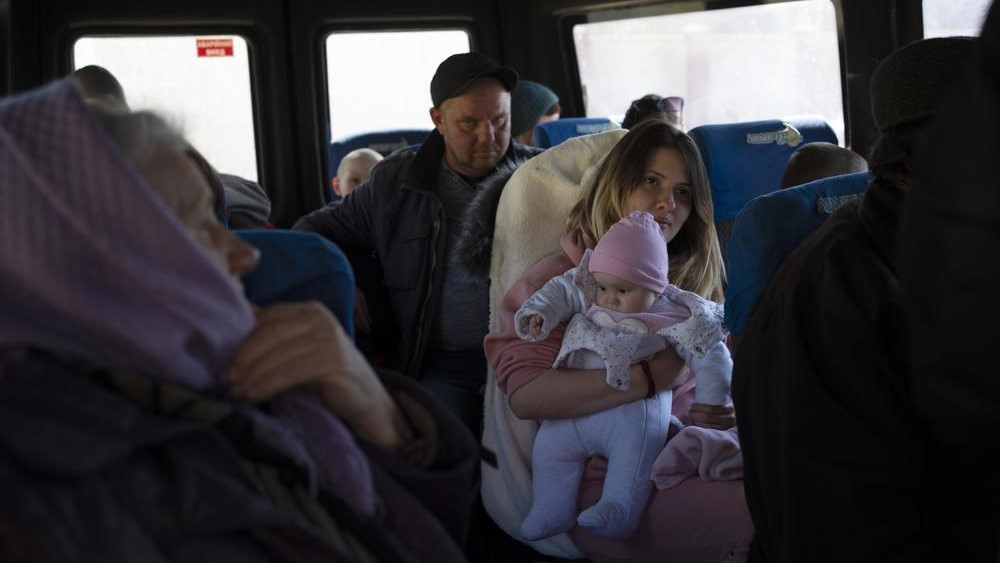Anastasia Vizavik sostiene a uno de sus seis hijos dentro de un autobús en la ciudad de Bashtanka, Mykolaiv, el jueves.