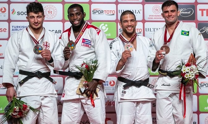El cubano Iván Silva (segundo de izquierda a derecha) en la premiación del Grand Slam de Judo de Atalaya.