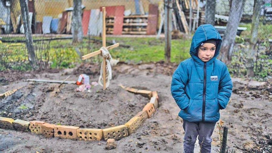 Un niño ucraniano tras enterrar a sus padres víctimas en Bucha.