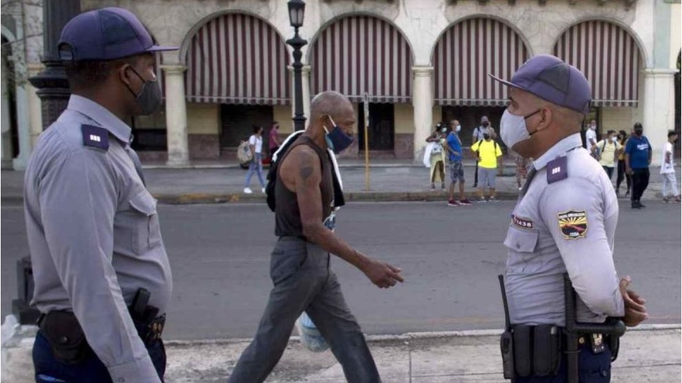 Policías cubanos.