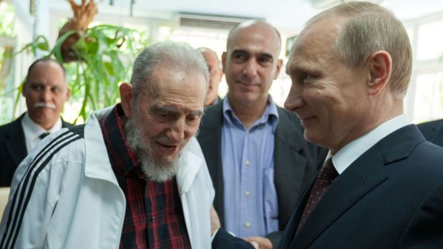 Vladimir Putin (der), durante una visita a Fidel Castro en 2014.