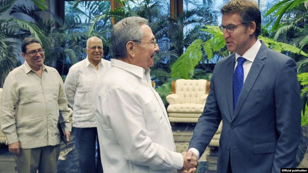 Raúl Castro y Alberto Núñez Feijoo en La Habana.