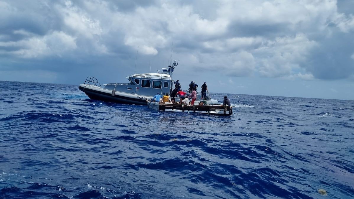 Rescate de balseros cubanos en Islas Caimán.