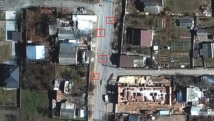 Imagen del satélite del 18 de marzo en la que se ven los cadáveres en Bucha.