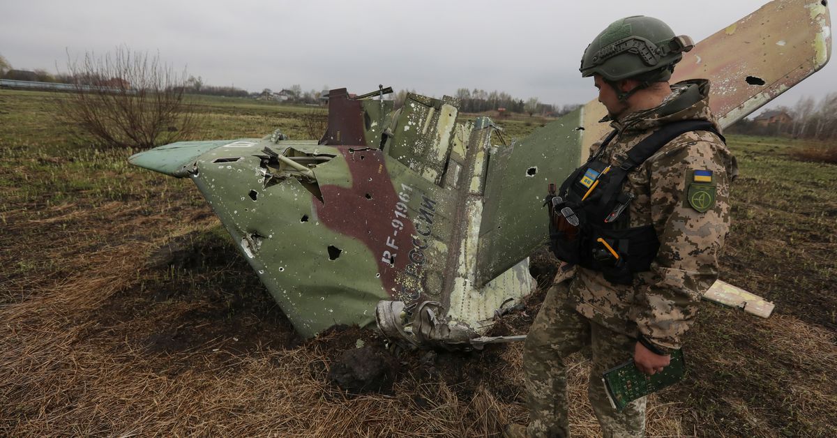Un zapador inspecciona los restos de un avión de combate ruso golpeado por las Fuerzas Armadas de Ucrania en la región de Kiev, el 21 de abril.