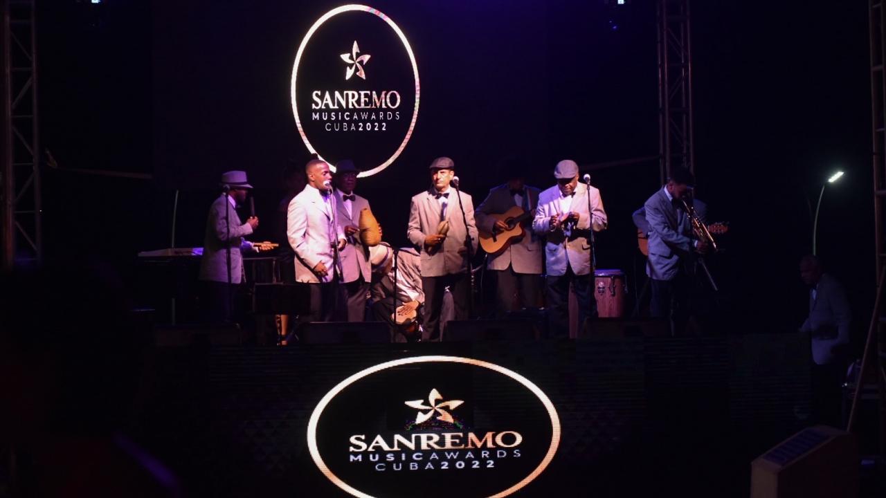 Presentación musical durante el festival San Remo Cuba.