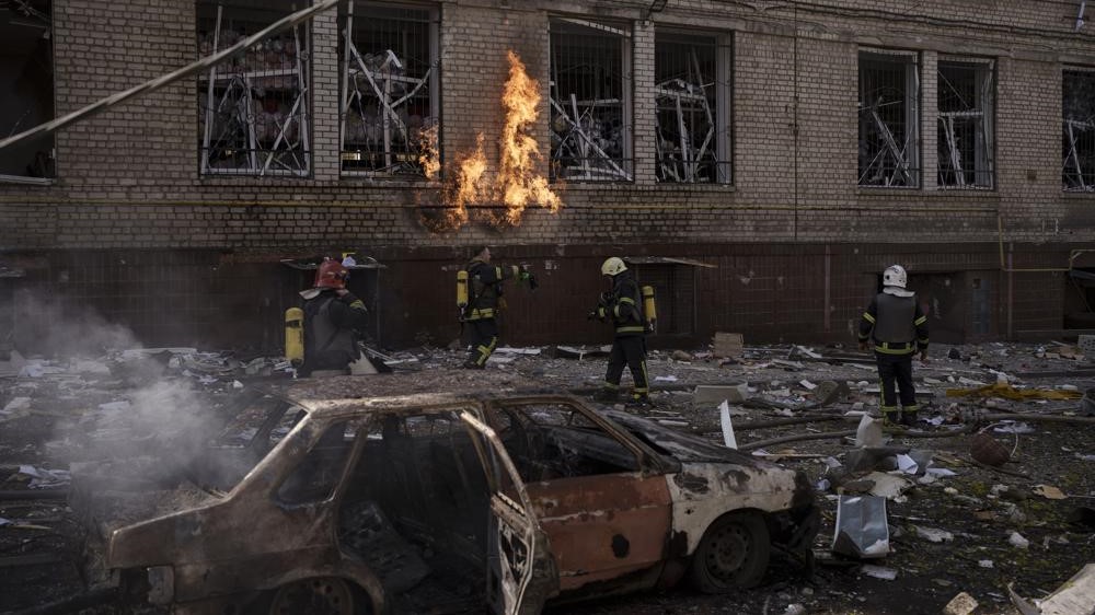 Bomberos extinguen un incendio tras un ataque ruso en Járkov.
