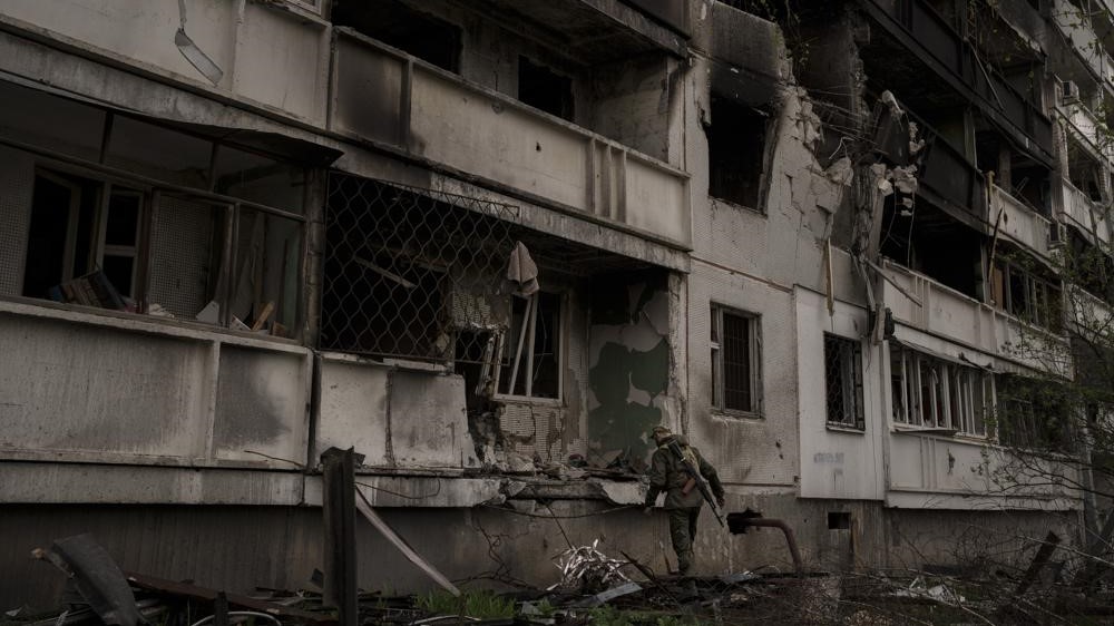 Un militar ucraniano inspecciona un edificio gravemente dañado después del bombardeo ruso en Jarkov, Ucrania, el domingo 24 de abril.