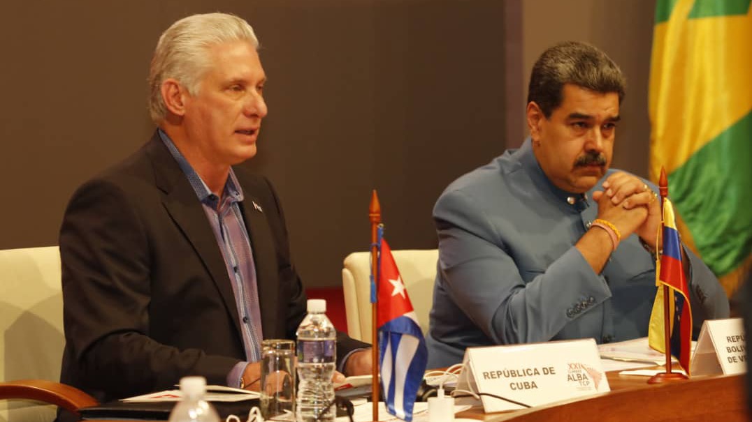Díaz-Canel junto a Nicolás Maduro en la Cumbre del Alba.